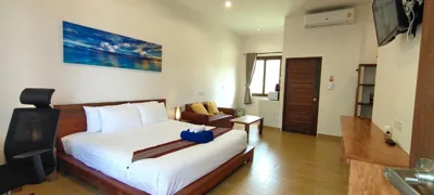 Habitación doble con vistas a la piscina — Le Grand Bleu Hotel