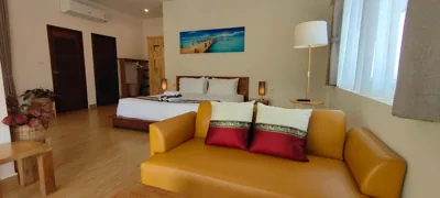 Estudio con vistas al jardín — Le Grand Bleu Hotel